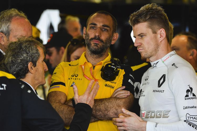 Nico Hülkenberg im Gespräch mit Alain Prost (li.) und Cyril Abiteboul (Mitte)