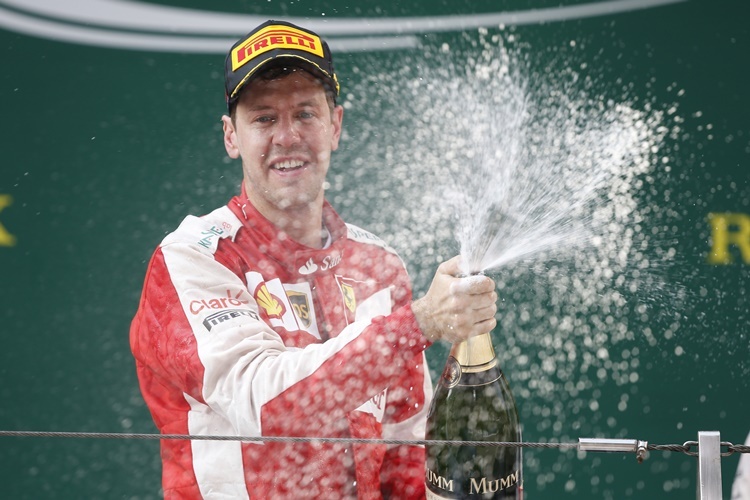 Sebastian Vettel freut sich über Rang 3