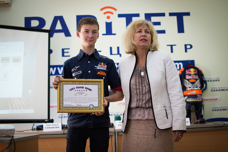 Mykyta «Nick» Kalinin mit dem Diplom des ‹Ukrainischen Buches der Rekorde› 