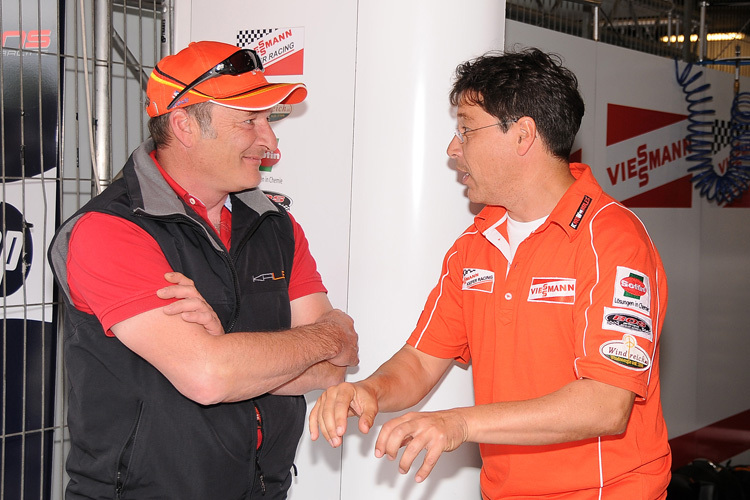 Helmut Bradl mit Moto2-Teamchef Stefan Kiefer 2011