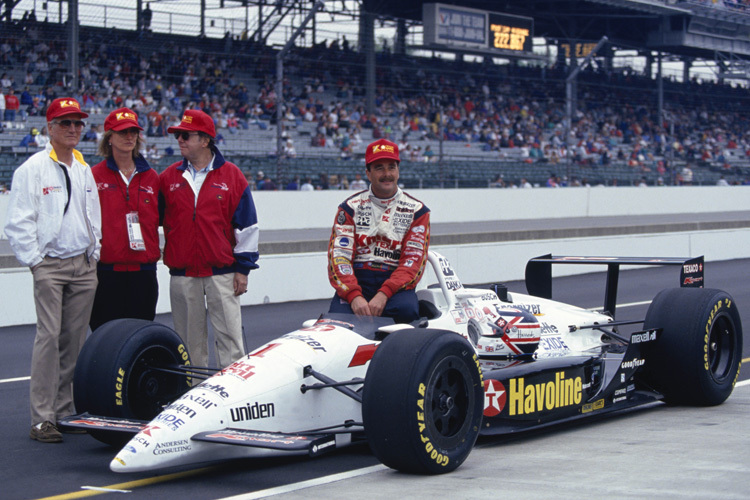 Carl Haas (Zweiter von rechts) mit Paul Newman (links) und Nigel Mansell (im Auto)