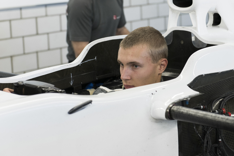 Sergey Sirotkin lernt seinen zukünftigen Arbeitsplatz kennen