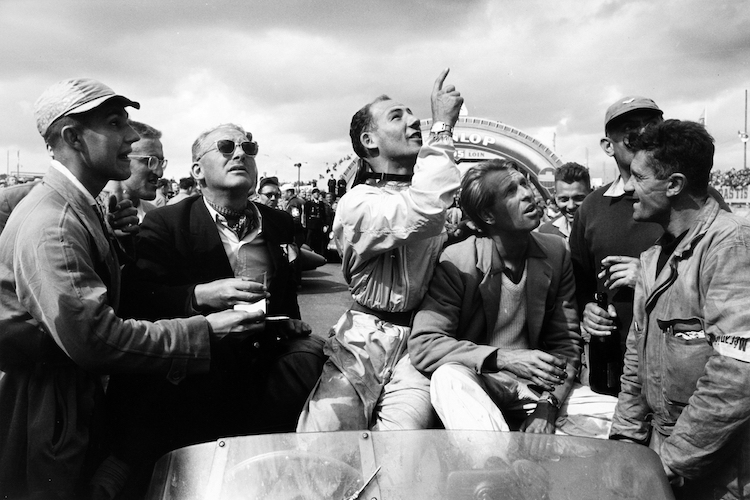 Stirling Moss (der auf etwas zeigt) und Peter Collins (rechts neben ihm) hielten beide einmal den Rekord des jüngsten GP-Fahrers