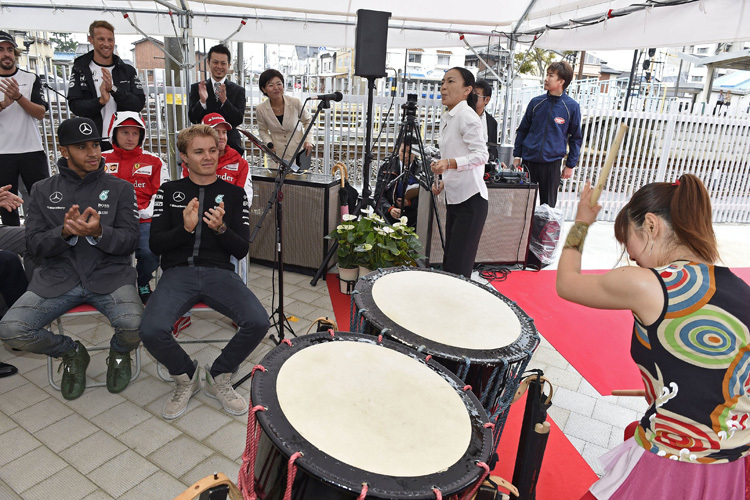 Nico Rosberg und seine Fahrerkollegen bei einem Empfang der Japaner