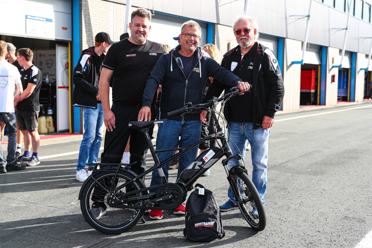 Thomas Deitenbach nahm ein E-Bike von Denis Hertrampf und Benny Wilbers in Empfang