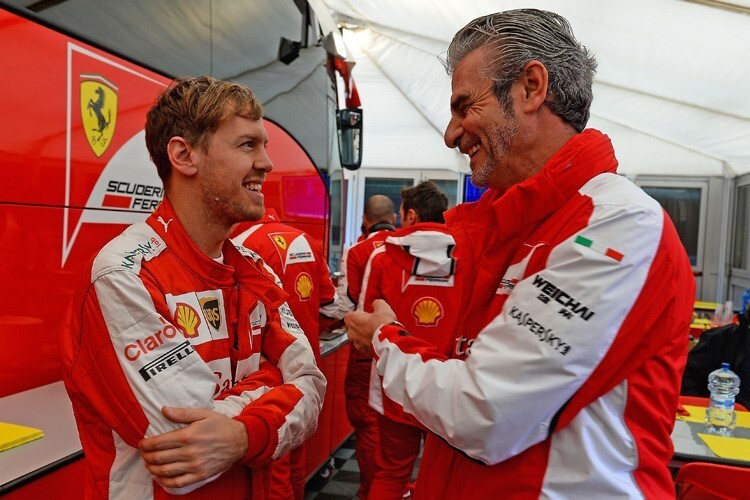 Sebastian Vettel mit Maurizio Arrivabene: Bekommt der Heppenheimer einen neuen Chef?
