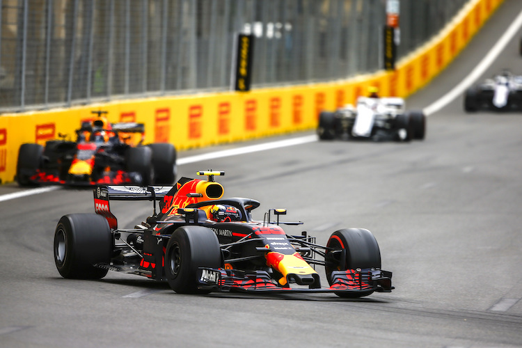 Max Verstappen vor Daniel Ricciardo in Baku