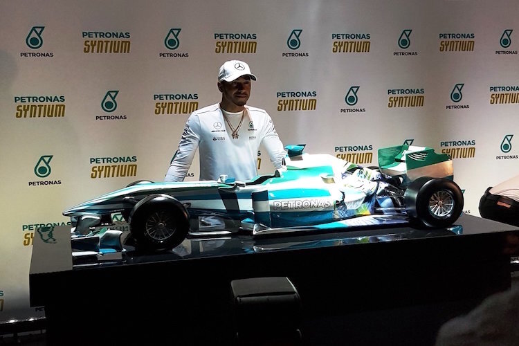 Lewis Hamilton mit dem besonderen Modell