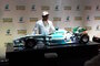 Lewis Hamilton mit dem besonderen Modell