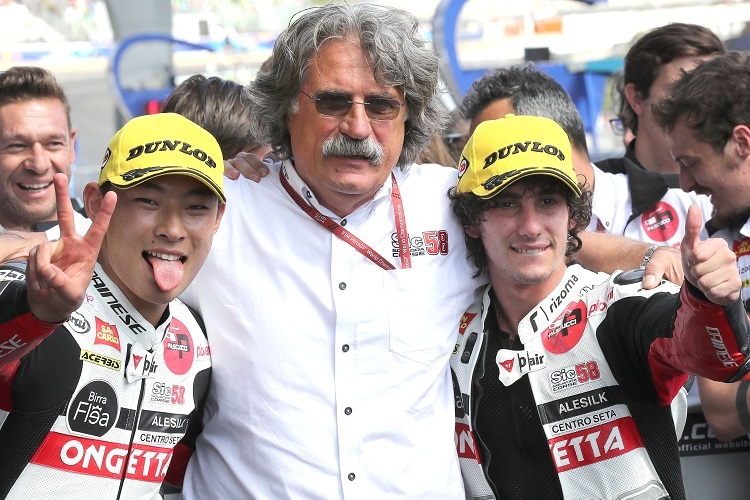 Ein sichtlich gerührter Paolo Simoncelli mit Suzuki (links) und Antonelli (rechts)