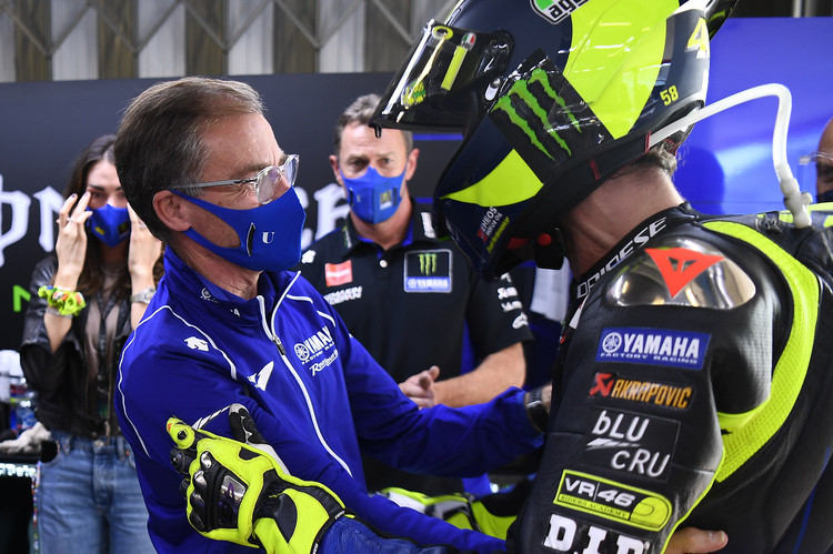 Lin Jarvis umarmt Valentino Rossi