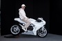 Der New Yorker Künstler Daniel Arsham auf der von ihm gestalteten MV Agusta Superveloce