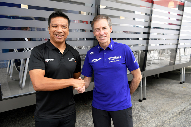 Razlan Razali mit Yamaha-Renndirektor Lin Jarvis (rechts)