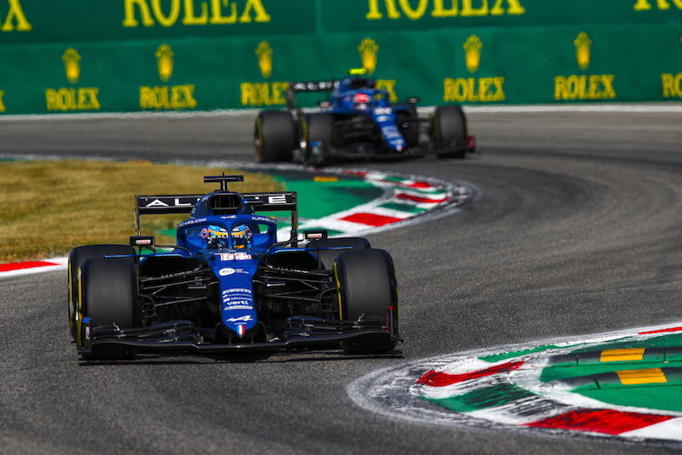 Fernando Alonso vor Esteban Ocon in Monza