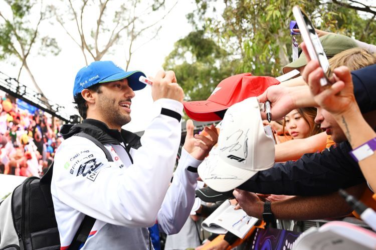Der Lokalheld mit seinem Heimpublikum: Daniel Ricciardo gibt auf dem Melbourne Walk vor dem Fahrerlager fleißig Autogramme
