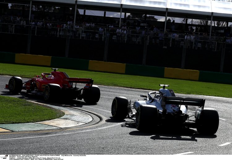 Lewis Hamilton steckte nach seinem Stopp hinter Sebastian Vettel fest