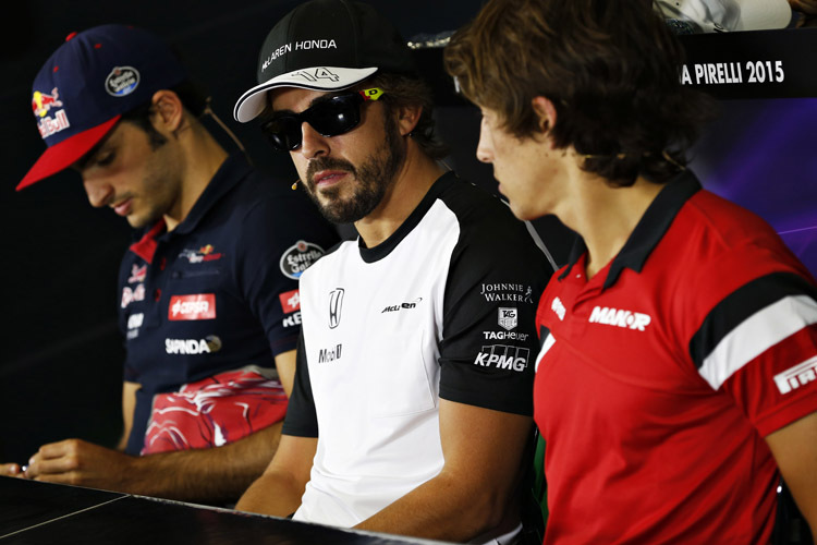 Fernando Alonso wollte die Sonnenbrille in der Pressekonferenz nicht abnehmen, um seine Augen zu schonen