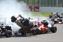 Der Lotus von Romain Grosjean fliegt in Belgien 2012 über den Ferrari von Fernando Alonso