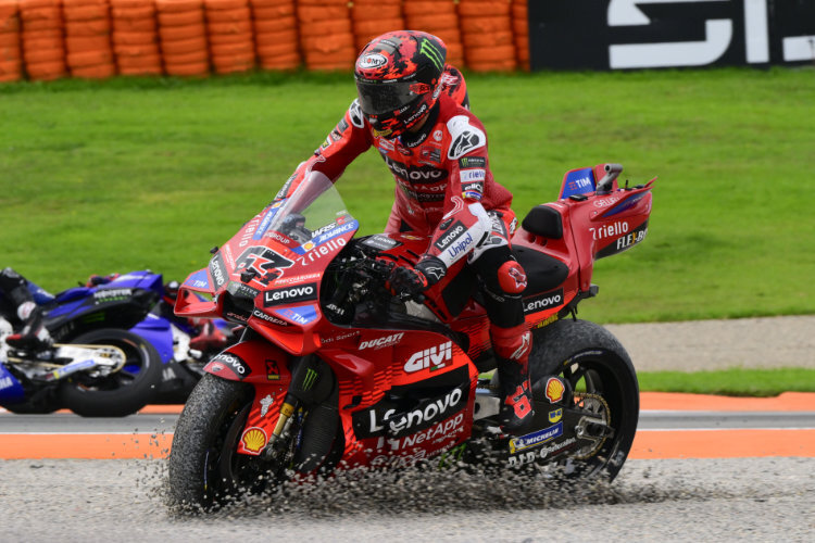 Erst wurde Pecco Bagnaia ins Kiesbett bugsiert...