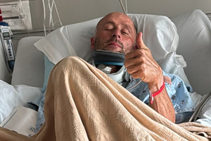 Mike Brown meldete sich aus dem Krankenhaus)