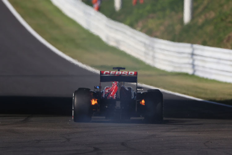 Feuer und Flamme: In Japan brannte der Toro Rosso von Jean-Eric Vergne
