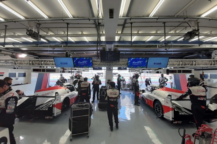 Blick in die Toyota-Box mit den beiden TS050 Hybrid bei der FIA WEC in Bahrain