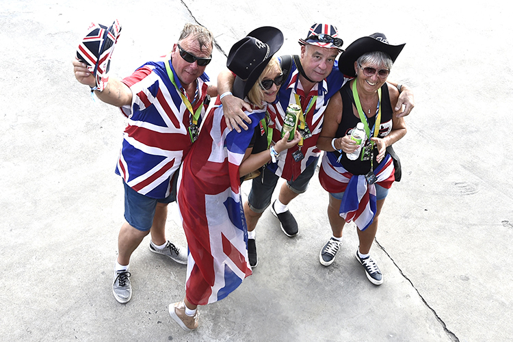 Auch Fans aus Großbritannien kommen gerne zu den Rennen nach Asien