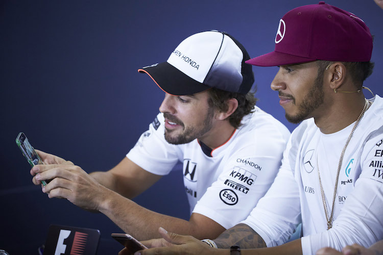 Fernando Alonso mit Lewis Hamilton