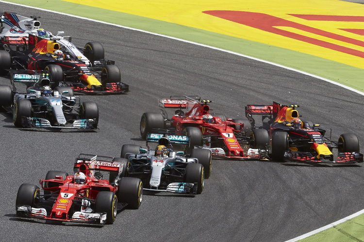 Vettel vor Hamilton, hinten kracht’s zwischen Räikkönen und Verstappen