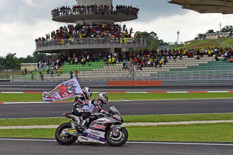 Johann Zarco mit seinem Doppegänger nach dem Titelgewinn in Sepang