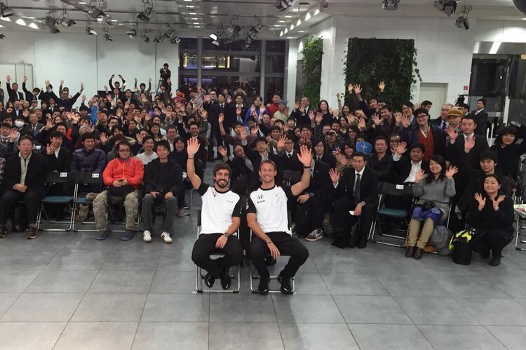 Fernando Alonso und Jenson Button mit japanischen Fans