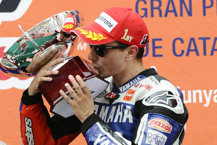 Jorge Lorenzo mit seinem dritten Siegerpokal 2012