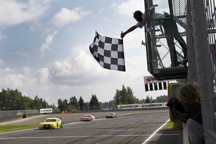 Geschafft: Mike Rockenfeller wird als Sieger des ersten DTM-Rennens in Moskau abgewunken