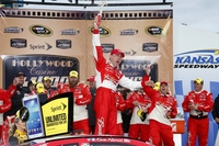 Kevin Harvick pirscht sich langsam an die Spitze heran