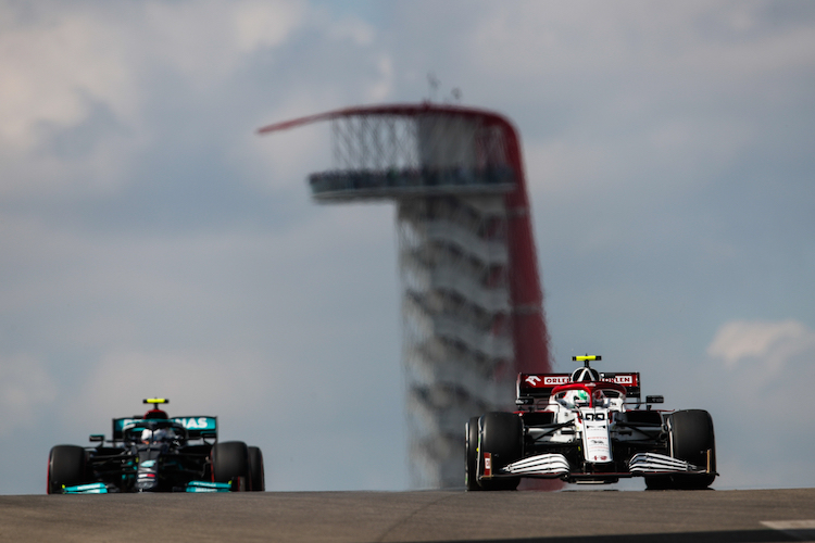 Valtteri Bottas in Texas hinter dem Alfa Romeo von Antonio Giovinazzi