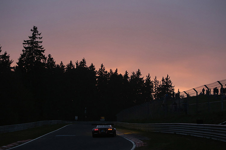 Beim 24h-Qualifikationsrennen wird sogar bis in die Dunkelheit gefahren 