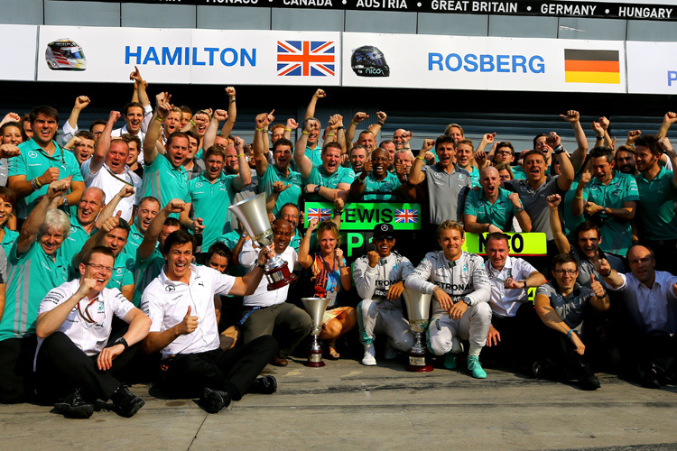 Mercedes feiert in Monza den Doppelsieg, links unten mit Pokal Renndirektor Toto Wolff