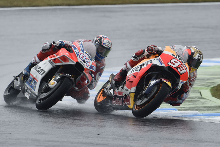 Packendes Duell: Marc Márquez (93) gegen Dovizioso (04)