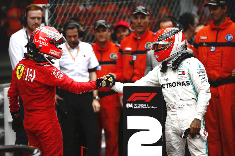 Vettel und Hamilton in Monaco mit Lauda-Helmen