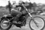 Heinz Hoppe fährt 1981 im Talkessel zum Mannschafts-Sieg. In das ČZ-Fahrgestell ist ein KTM-Motor eingebaut, der beim 'Pokal der Freundschaft' verwendet werden durfte