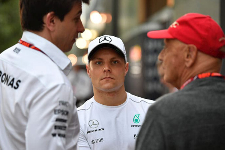 Valtteri Bottas zwischen Toto Wolff und Niki Lauda