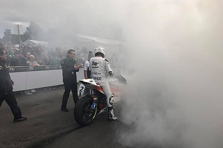 Bruce Anstey nach dem Burn-out auf der Mugen Shinden