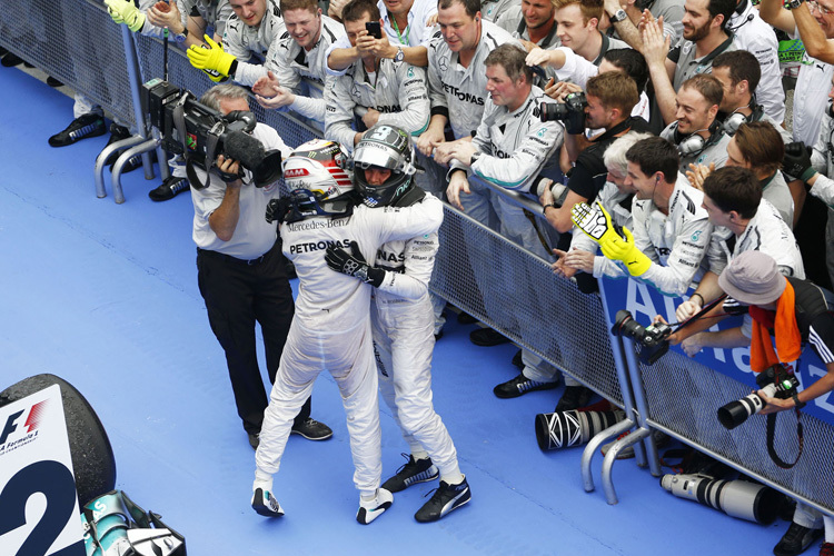 Lewis Hamilton und Nico Rosberg: Umarmung oder Ringkampf?
