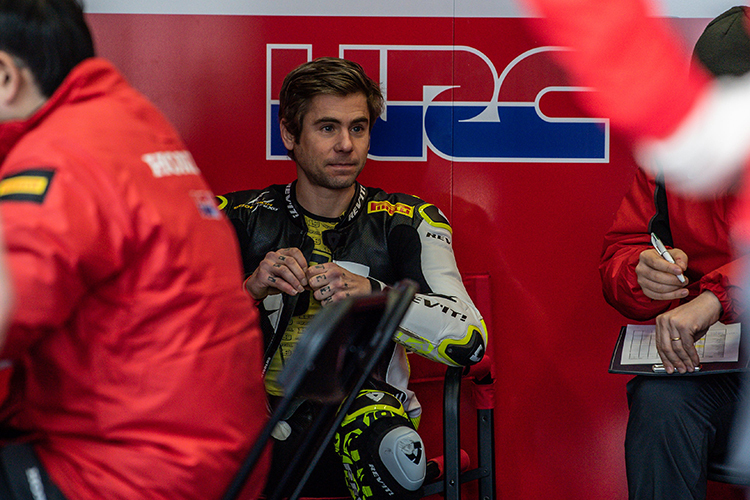 Alvaro Bautista (Mitte) strauchelt