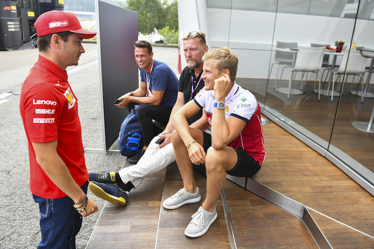 Charles Leclerc (links) mit Marcus Ericsson (rechts)