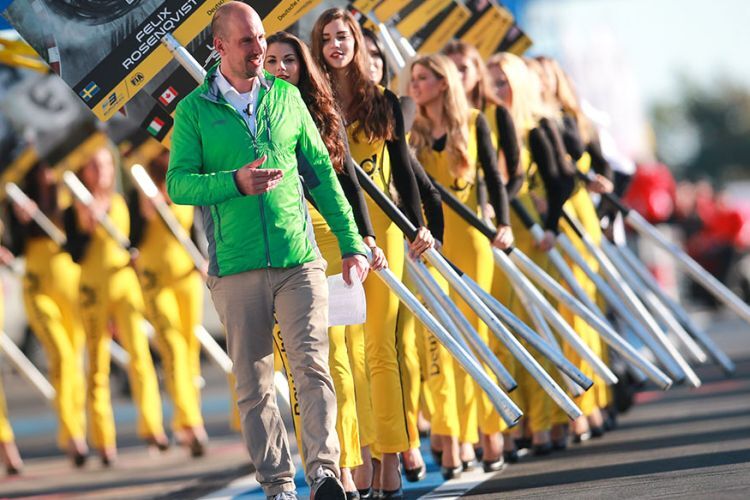 Stefan Monschein mit den Grid Girls