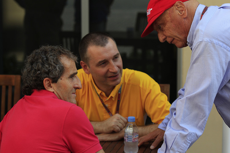 Rob White mit Alain Prost (links) und Niki Lauda (rechts)