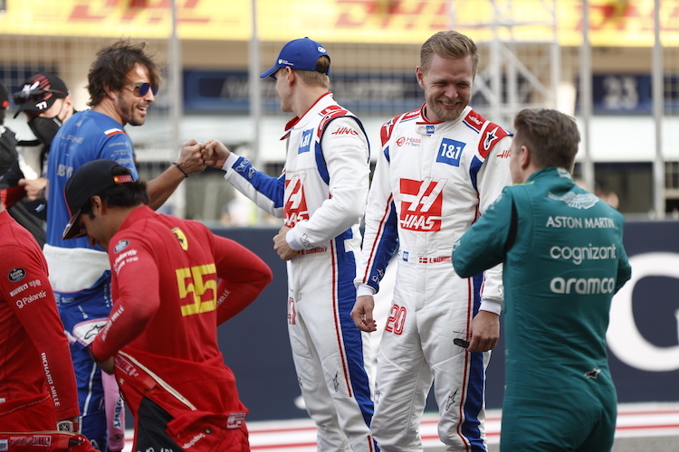 Rechts: Kevin Magnussen kugelt sich über die Bemerkung von Nico Hülkenberg