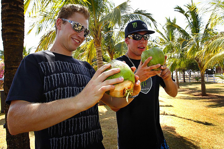 CLS-Piloten essen Kokosnüsse