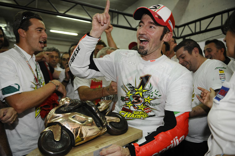 Ein Bild aus 2010: Max Biaggi jubelt über seinen ersten Superbike